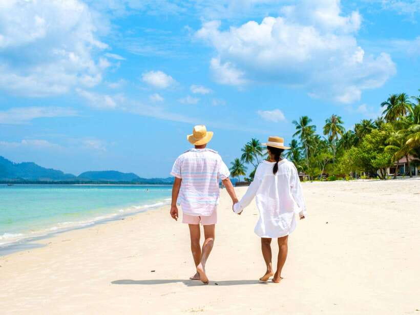 Ao Nang: Premium 4 Islands Snorkeling Tour by Speedboat - Poda Island lunch on the beach: buffet food that’s actually useful