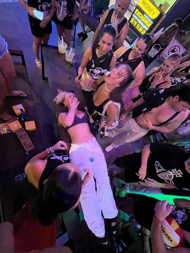 Krabi Pub Crawl - The Best Nightlife Tour in Ao Nang! - Bar stops 1 and 2: what the free-time hour is really for