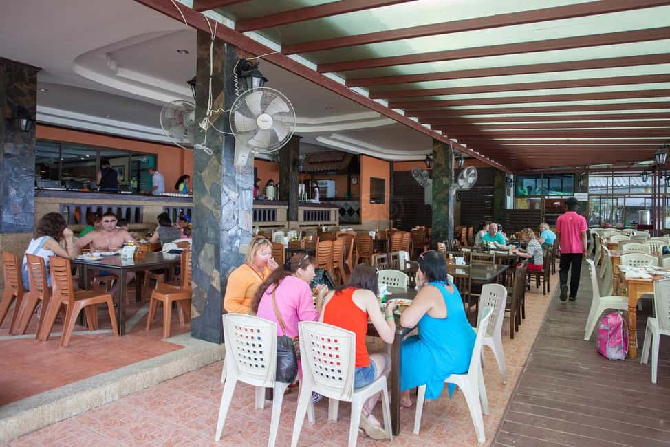 Krabi: Ultimate Phi Phi & Maya Bay Ascent by Speedboat - Lunch at Phi Phi Arida: where the day stops feeling like a sprint
